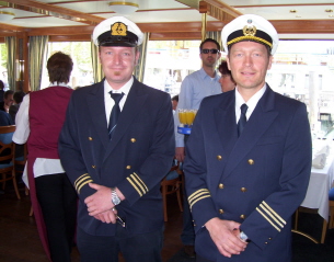 Foto von 2 Besatzungsmitgliedern der mS Augsburg